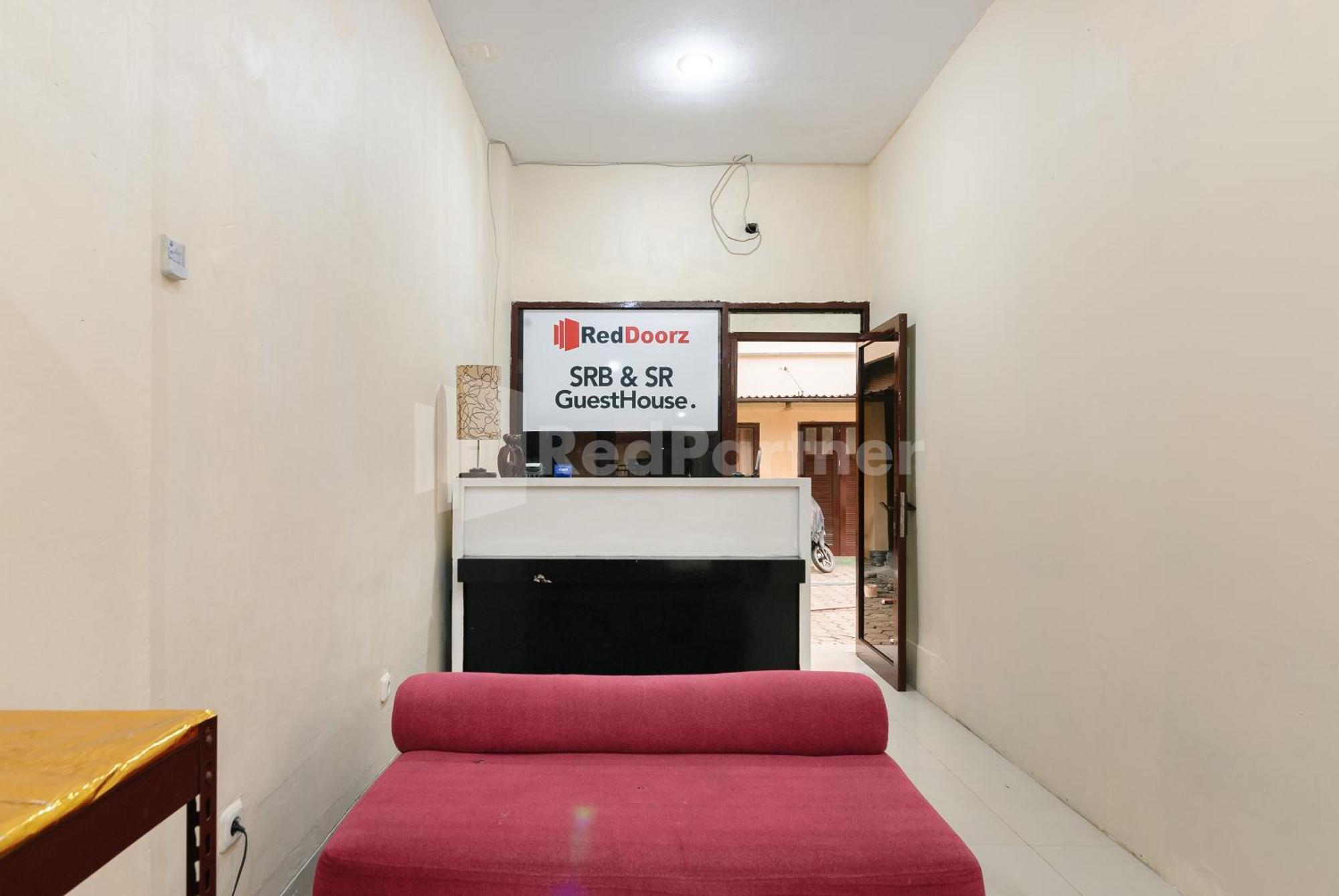 Sr Residence Near Mall Ciputra Cibubur Mitra Reddoorz Bekasi Exterior foto