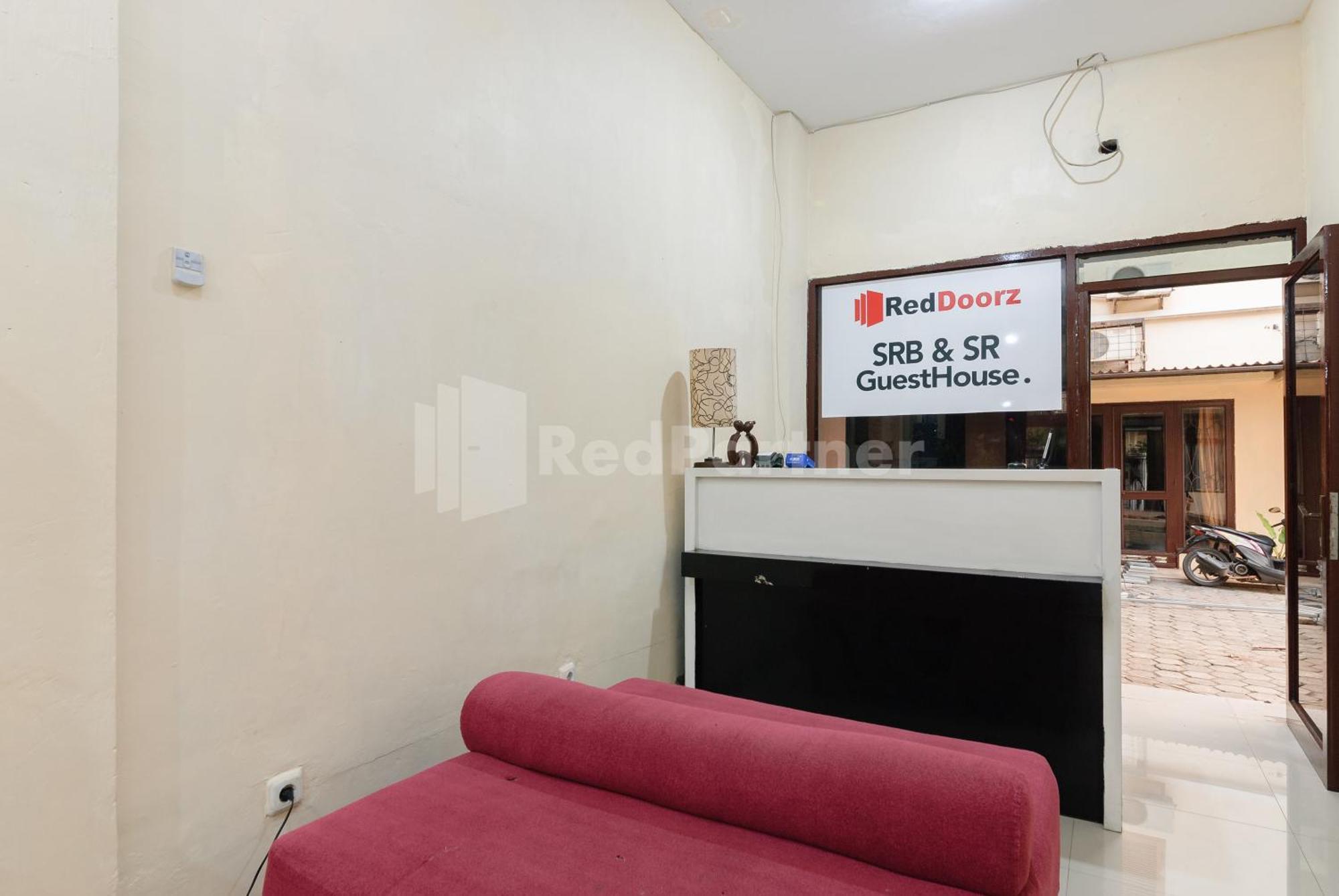 Sr Residence Near Mall Ciputra Cibubur Mitra Reddoorz Bekasi Exterior foto